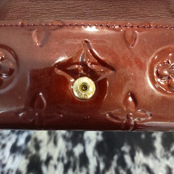 Authentic Louis Vuitton Vernis Burgundy 4 key Holder 🔑 👌 ✨️ - Picture 5 of 7